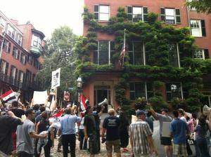 διαδηλωτές έξω από την οικία Κερρυ