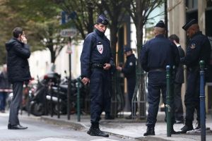 566290-des-policiers-gardent-l-entree-du-journal-liberation-a-paris-le-18-novembre-2013