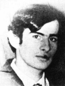18 Νοεμβρίου 1973, ο ταγματάρχης Ντερτιλής πυροβολεί με περίστροφο και σκοτώνει τον Μιχάλη Μυρογιάννη, 20 ετών, ηλεκτρολόγο από τη Μυτιλήνη, ο οποίος βρισκόταν στο Πολυτεχνείο (Πατησίων και Στουρνάρη) προσπαθώντας να ξεφύγει απο τους αστυφύλακες.