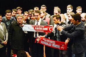 Ο πρόεδρος του jobbik μαζί με τούρκους κεμαλιστές