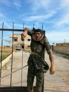 Κούρδος μαχητής που εκτελέστηκε στη Ράκκα και εκτέθηκε σε δημόσια θέα και στο twitter