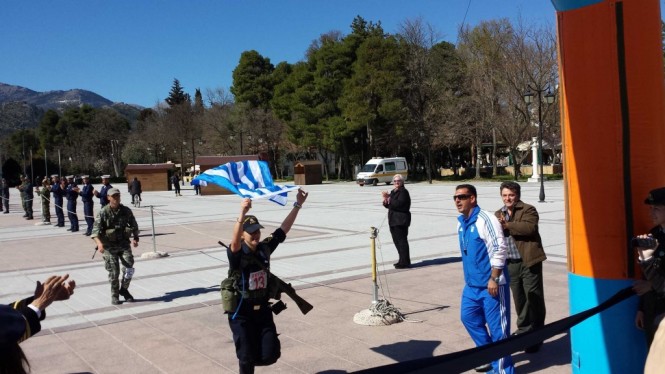 προσκυνημα Κολοκοτρωνης ελληνιδες σημαια