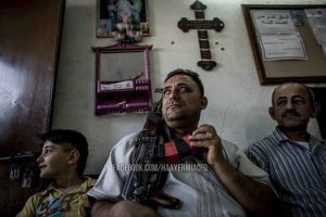 οι τελευταίοι χριστιανοί του ιράκ πήραν τα όπλα για ν απροστατεύσουν τις φαμίλιες τους