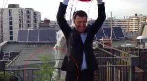 Σάλος από το βίντεο!Γερμανός πολιτικός «μπουγελώθηκε» στην ταράτσα του σπιτιού του δίπλα σε χασισόδεντρο!