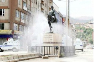 Εξέγερση Κούρδων στην Αν. Τουρκία… Γκρεμίζουν προτομές του Κεμάλ !