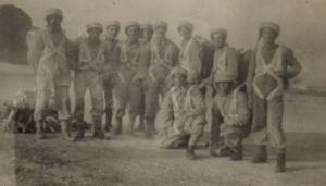 Η πρώτη σειρά Ελλήνων Αλεξιπτωτιστών 20 περίπου, μεταξύ των οποίων οι Καλλίνσκης, Δημόπουλος και Σιαπκαράς έγινε από 12 έως 26 Νοεμβρίου 1942.