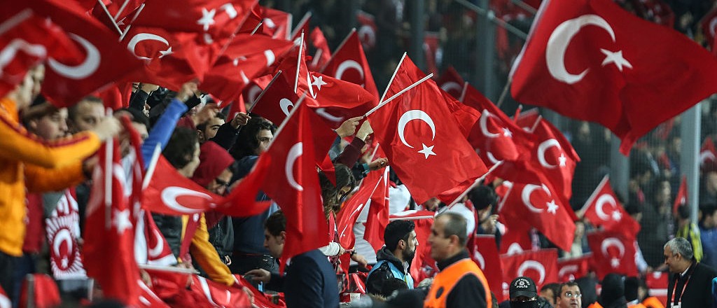 Κατα την διάρκεια του ενός λεπτού σιγής για τα θύματα της επιθεσης στο Παρίσι οι Τουρκοι Κεμαλοναζί φώναζαν şehitler ölmez, vatan bölünmez