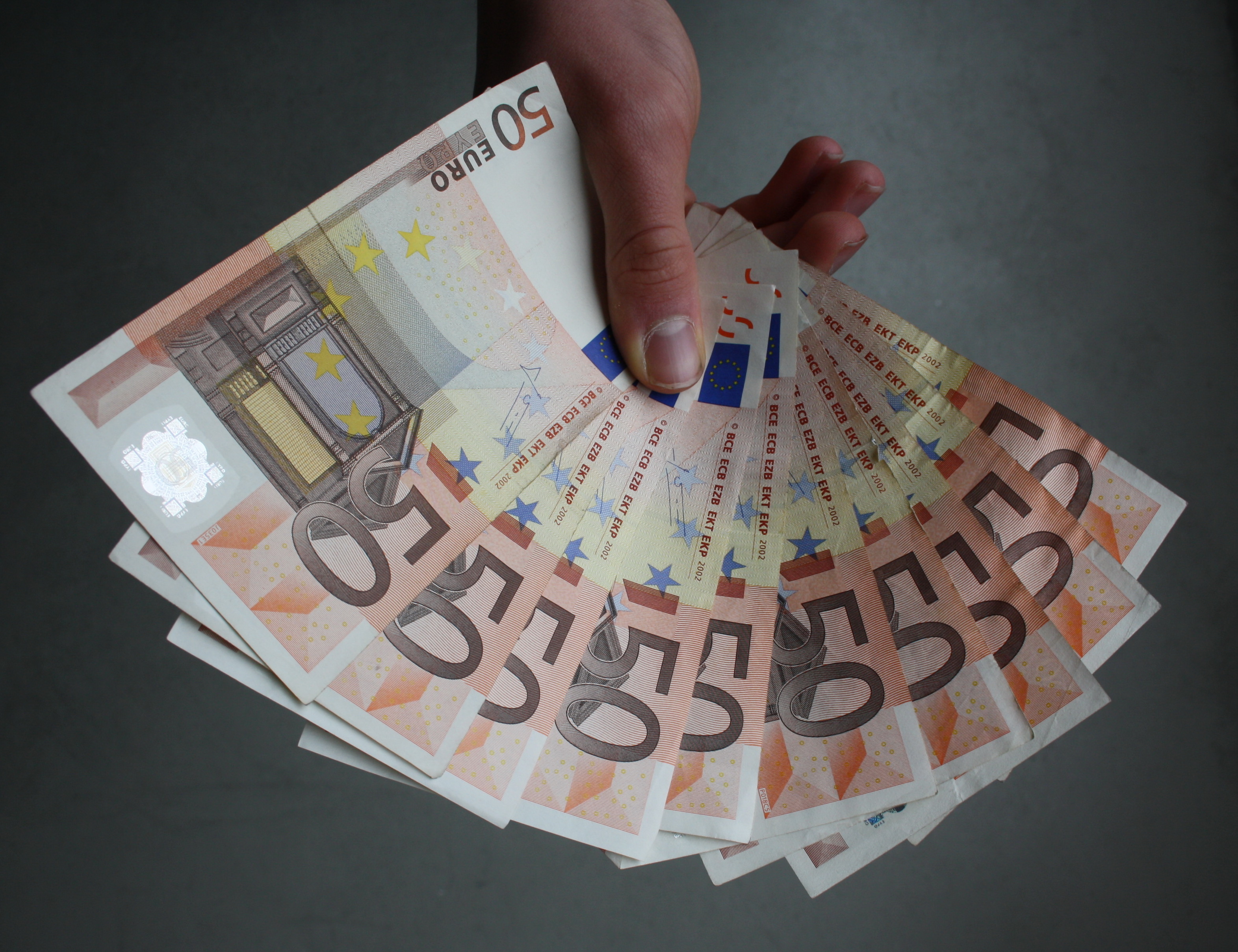 50_Eurobanknoten_in_der_Hand_aufgefaechert