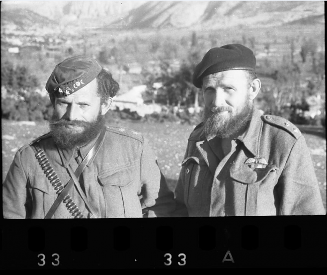 agoros-barnesΟ οπλαρχηγός του ΕΔΕΣ Γεώργιος Αγόρος (αριστερά) με τον υπεύθυνο Βρετανό σύνδεσμο στην Ήπειρο, Τομ Μπαρνς.