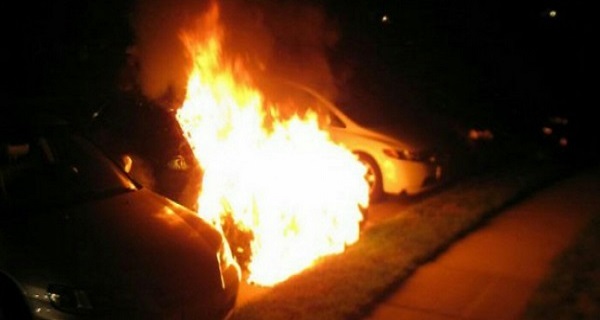 Τι γίνεται με τις φωτιές στα αυτοκίνητα το βράδυ;