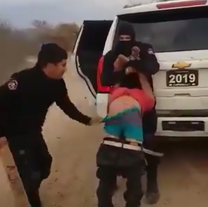 Συγκλονιστικό βίντεο με Μεξικάνους αστυνομικούς να βασανίζουν μετανάστη