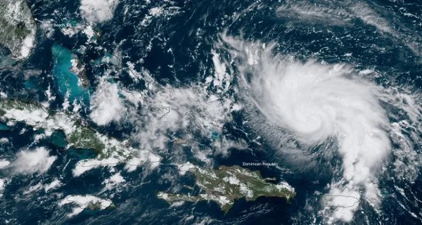 Κυκλώνας Ντόριαν -Ενισχύθηκε και πλησιάζει απειλητικά τη Φλόριντα (βίντεο)