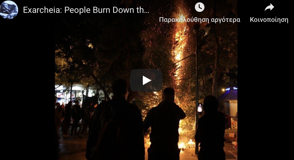 Βίντεο από την στιγμή που καίγεται το Χριστουγεννιάτικο δέντρο στα Εξαρχεια. Βλέπετε κι εσεις κάτι παράξενο;
