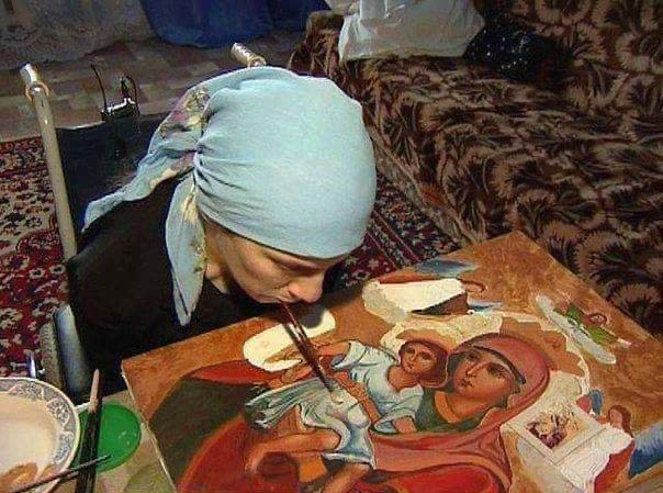 Γυναίκα καλλιτέχνης χωρίς χέρια ζωγραφίζει αγιογραφίες με το στόμα.