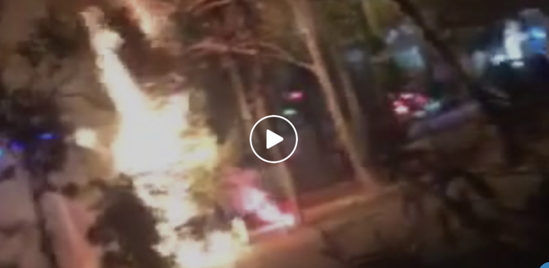 ΤΩΡΑ Νέο βίντεο από το δεύτερο χριστουγεννιάτικο δέντρο που κάηκε στα Εξαρχεια.