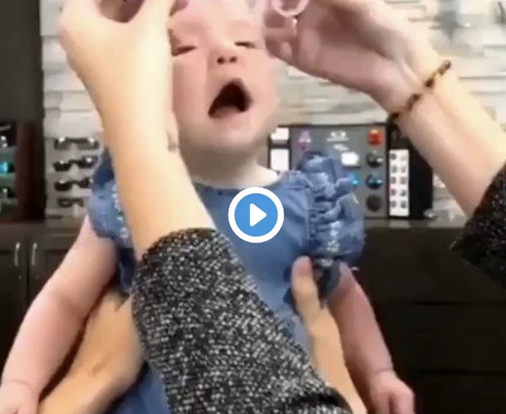 Κοριτσάκι βλέπει για πρώτη φορά το πρόσωπο της μητέρας του χάρη σε ειδικά γυαλιά. (Βίντεο).