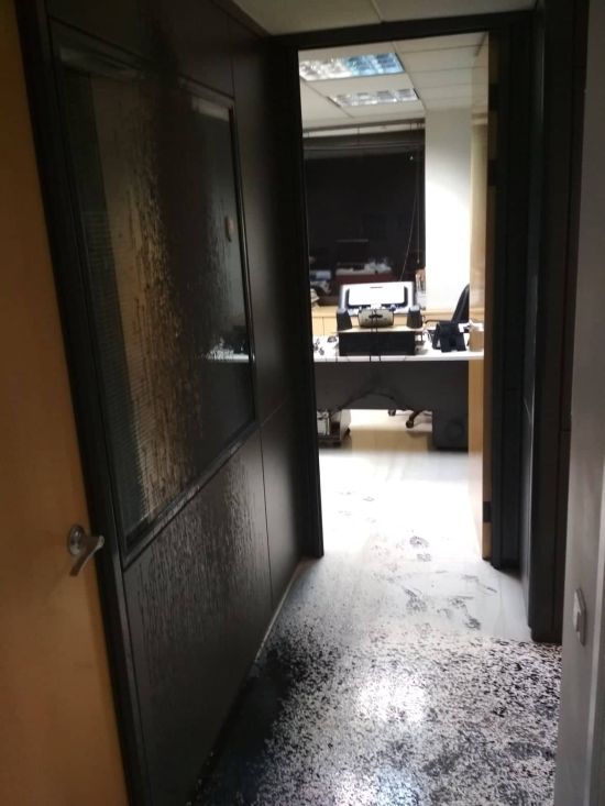 Επίθεση κουκουλοφόρων στα γραφεία της εφημερίδας Δημοκρατία.
