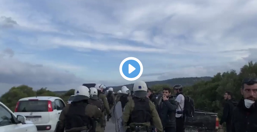 Βίντεο: Τα ΜΑΤ αποχωρούν στη Λεσβο ταπεινωμένα με τα βλέμματα κάτω και τις ασπίδες ανάποδα.