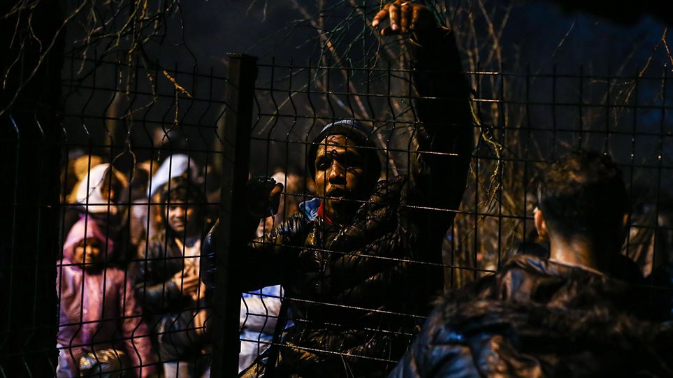 ΕΚΤΑΚΤΟ Τα δίνουν όλα για όλα μέσα στη νύχτα οι μετανάστες για να βρεθούν στην Ελλάδα. Βράχος οι ελληνικές δυνάμεις στον Έβρο.