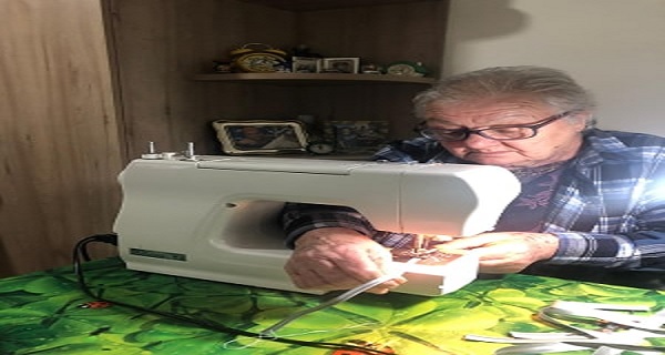 Αποτέλεσμα εικόνας για Η 83χρονη γιαγιά που ράβει μάσκες για τους γιατρούς